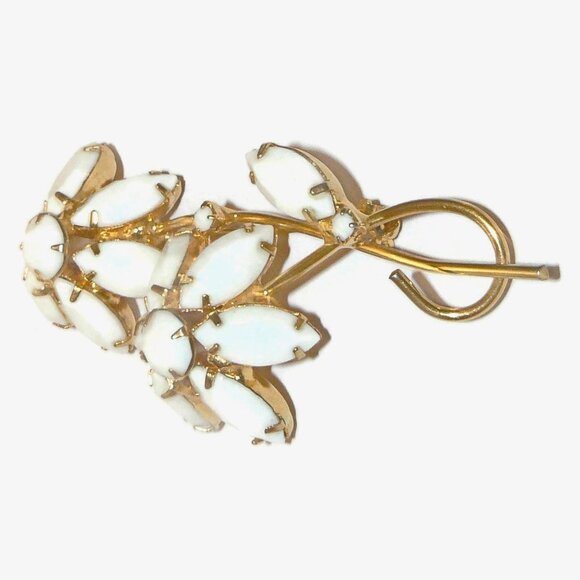 Vintage‎ Three Dimensional White Milk Glass Flower Brooch - Picture 4 of 10
